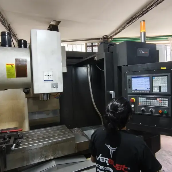 Operario de VERBLEIT trabajando en el centro de mecanizado CNC