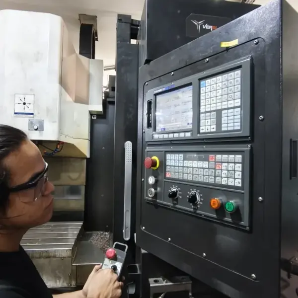 Proceso de mecanizado de molde en centro CNC vertical