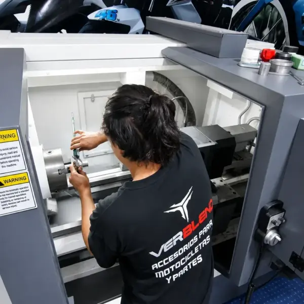 Proceso de torneado CNC en la planta de VERBLEIT
